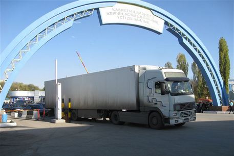 На границе с Кыргызстаном изменен пропускной режим