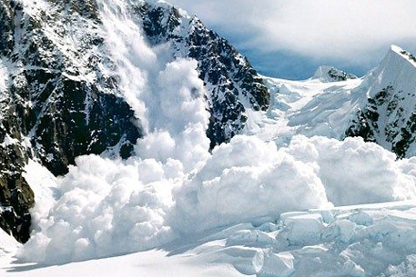 При сходе лавины под Мурманском погиб альпинист