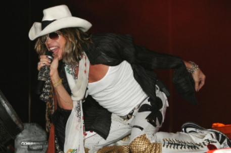 Вокалиста Aerosmith госпитализировали после падения со сцены