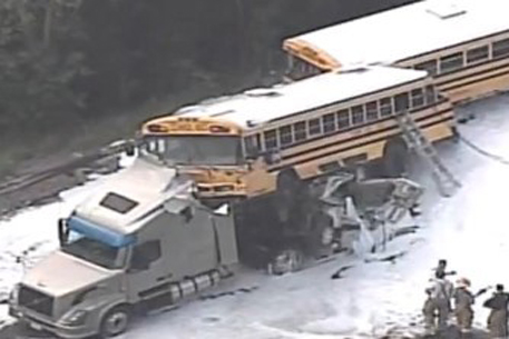 В США двое человек погибли в аварии с участием школьных автобусов