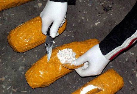 Житель Астаны пытался провезти наркотики в рукаве дубленки