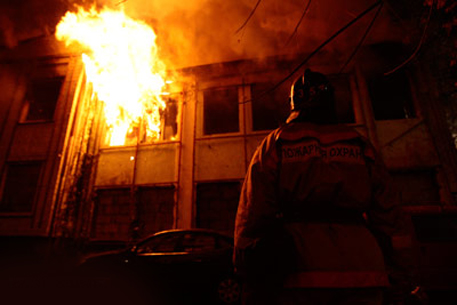 При пожаре в пустующем доме в Москве погибли шесть человек