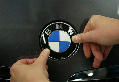 Компания BMW начала "ослеплять" посетителей кинотеатров