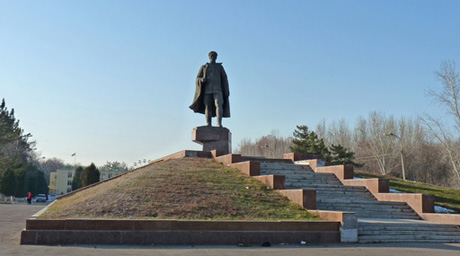 Казахстанский депутат возмущен сносом памятника советскому генералу Рахимову в Ташкенте