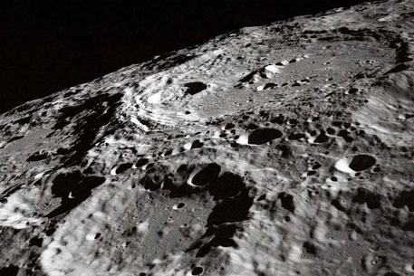Солнечный ветер зарядил электричеством лунные кратеры