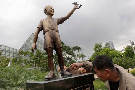 Статуя юного Обамы в Джакарте поменяет свой адрес
