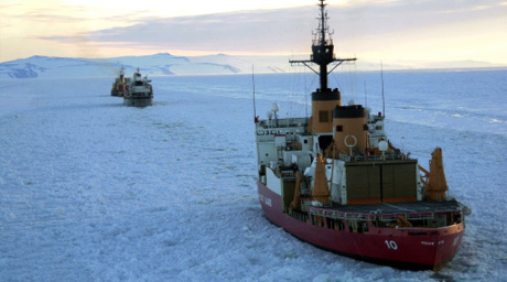 Ледоколы начали освобождение траулера "Берег Надежды" в Охотском море