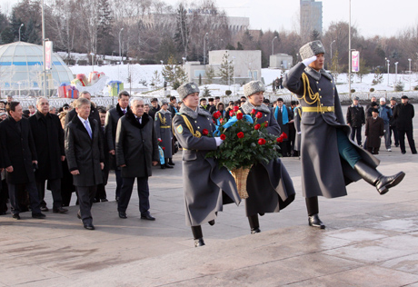 В Алматы состоялась церемония возложения цветов к Монументу Независимости