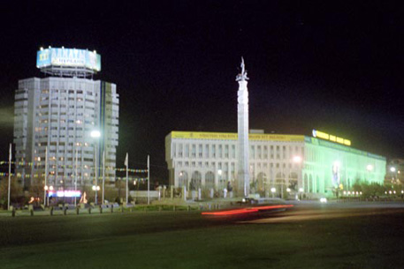 Эвакуировали сотрудников медиацентра на площади Республики в Алматы