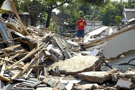 Число жертв землетрясения в Индонезии увеличилось до 42 человек