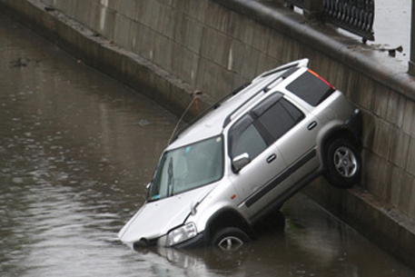 В Москве автомобиль упал в реку Яуза