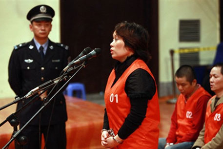 В Китае к 18 годам тюрьмы приговорили "крестную мать" мафии