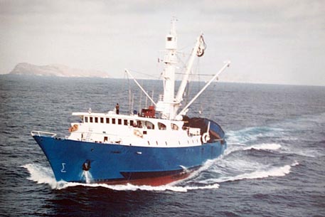 В Охотском море рыболовное судно получило пробоину