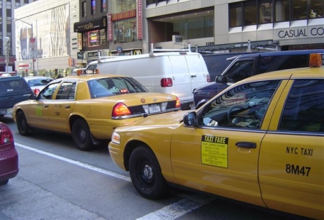 Таксист из Нью-Йорка вернул забытые десять тысяч долларов