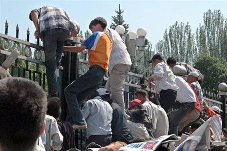 Киргизские дальнобойщики попытались захватить телеканал