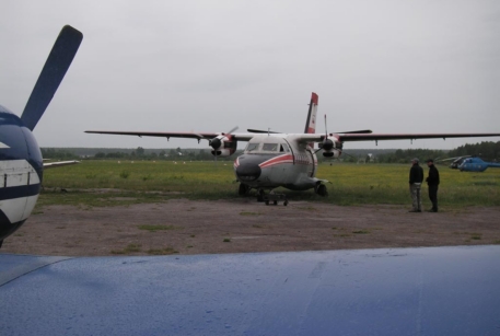 Работник аэропорта в Якутии попал под винт при заправке самолета