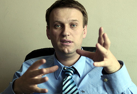 Навальный обошел Медведева в микроблогах