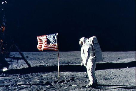Американцы сфотографировали места высадки людей на Луне