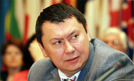 На Рахата Алиева завели уголовное дело за книгу "Крестный тесть"