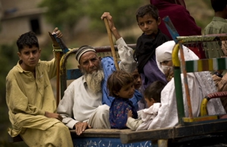 Сотни беженцев  блокировали крупнейшую дорогу в Пакистане