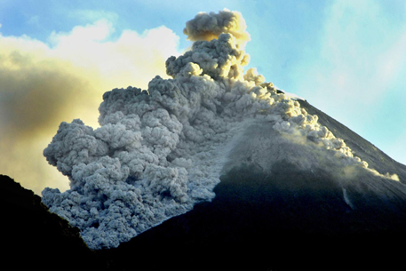 16 человек погибли при извержении вулкана в Индонезии