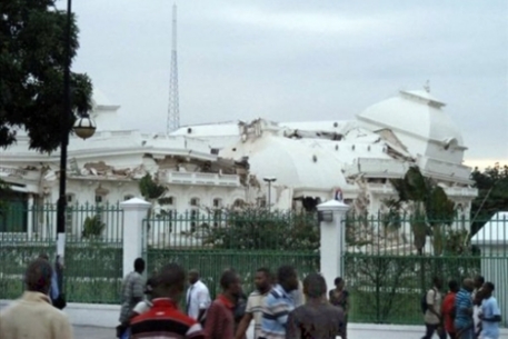 Российское МЧС нашло живых людей под завалами здания на Гаити