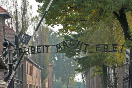 Вывеску с ворот лагеря в Освенциме похитили шведские нацисты