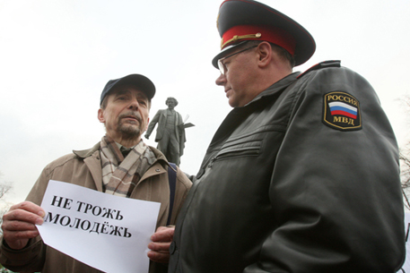 Правозащитника Пономарева приговорили к четырем суткам ареста