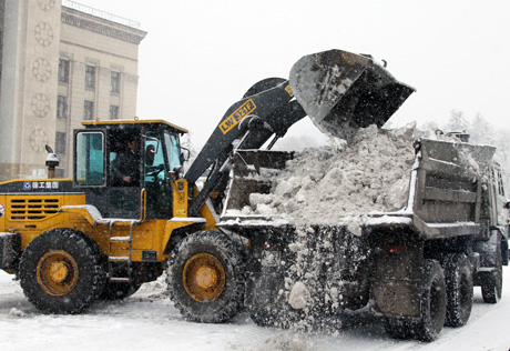 Более 500 снегоуборочных машин не успевают расчистить Алматы
