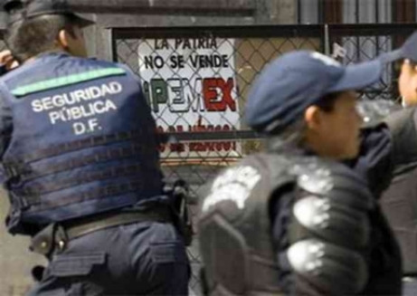 При взрыве машины в Мексике пострадали четверо полицейских