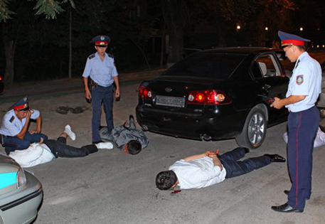 В Казахстане хулиган сломал полицейскому палец