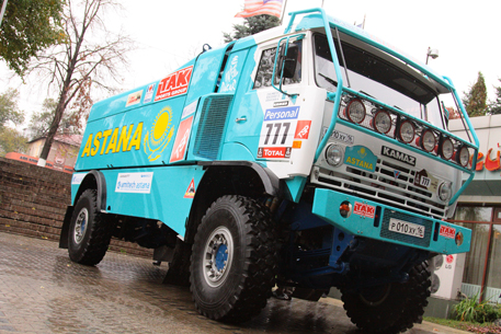 Казахстанская команда презентовала машину для "Дакар-2011"