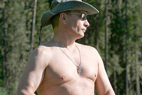 Путин позировал фотографам полуобнаженным