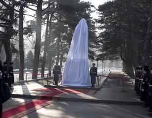 В Алматы открылся памятник Бауыржану Момышулы ?>