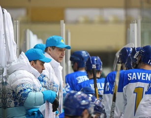 Фото со стартового матча сборной Казахстана по хоккею на Азиаде-2017