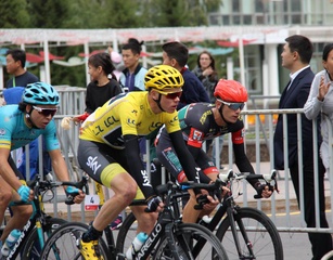 Фоторепортаж: Звезды мирового велоспорта приняли участие в "Туре EXPO" ?>