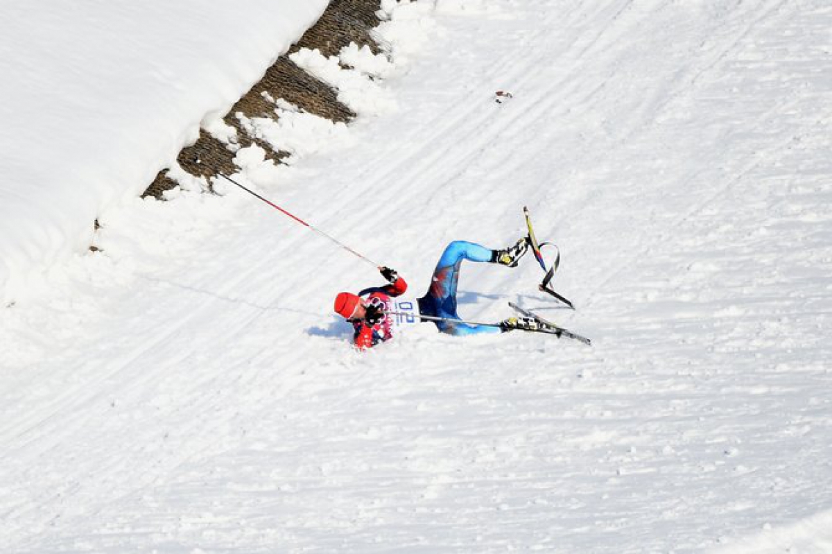 Лыжи спринт видео. Лыжник падает. Падение лыжника.