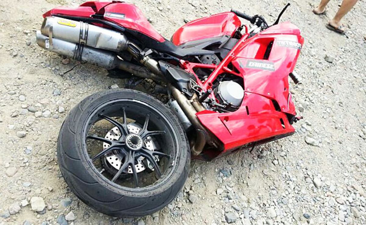 В сочи разбился мотоциклист. Разбитый красный мотоцикл. Разбитый мотоцикл в хлам.