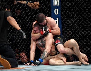Фото с боя года UFC Хабиб Нурмагомедов - Конор МакГрегор ?>