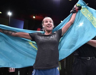 Фото с дебютного боя казахстанки Марии Агаповой в UFC  ?>