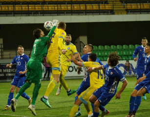 Фото с победного матча сборной Казахстана по футболу над Молдовой (2:1) ?>