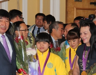 В Алматы встретили олимпийских чемпионок ?>