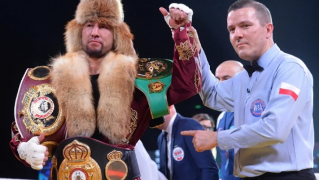 Казахстанский боксер оказался в шаге от боя за титул чемпиона мира