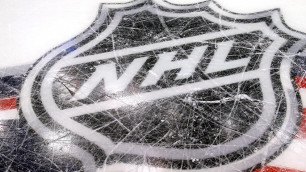 НХЛ может приостановить сезон до завершения вакцинации игроков - СМИ
