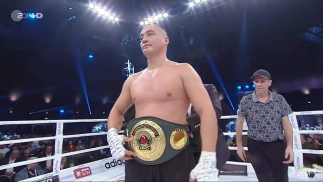 Видео нокдауна и нокаута. Как казахстанский супертяж вырубил "Годзиллу" и завоевал пояс от WBA