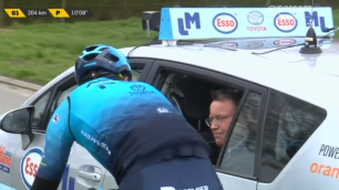 Толкнувший казахстанца на "Туре Фландрии" гонщик объяснил свой поступок