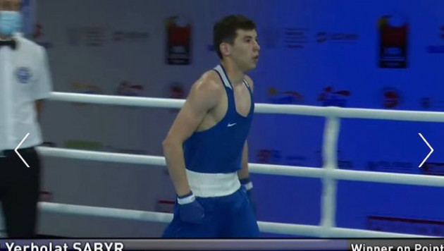 Казахстанский боксер выиграл бой с двумя нокдаунами и вышел в 1/8 финала молодежного ЧМ