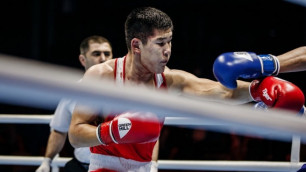Чемпион мира из Казахстана побывал в нокдауне, отправил на пол соперника и выиграл "золото". Видео полного боя Нурдаулетова