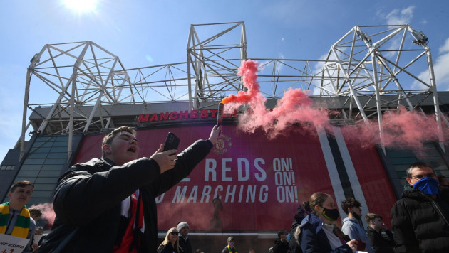 Фанаты "Манчестер Юнайтед" устроили массовые протесты и сорвали матч с "Ливерпулем"