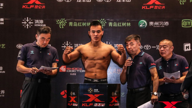 Видео боя, или как казахский боец из Китая дебютировал с поражения в UFC